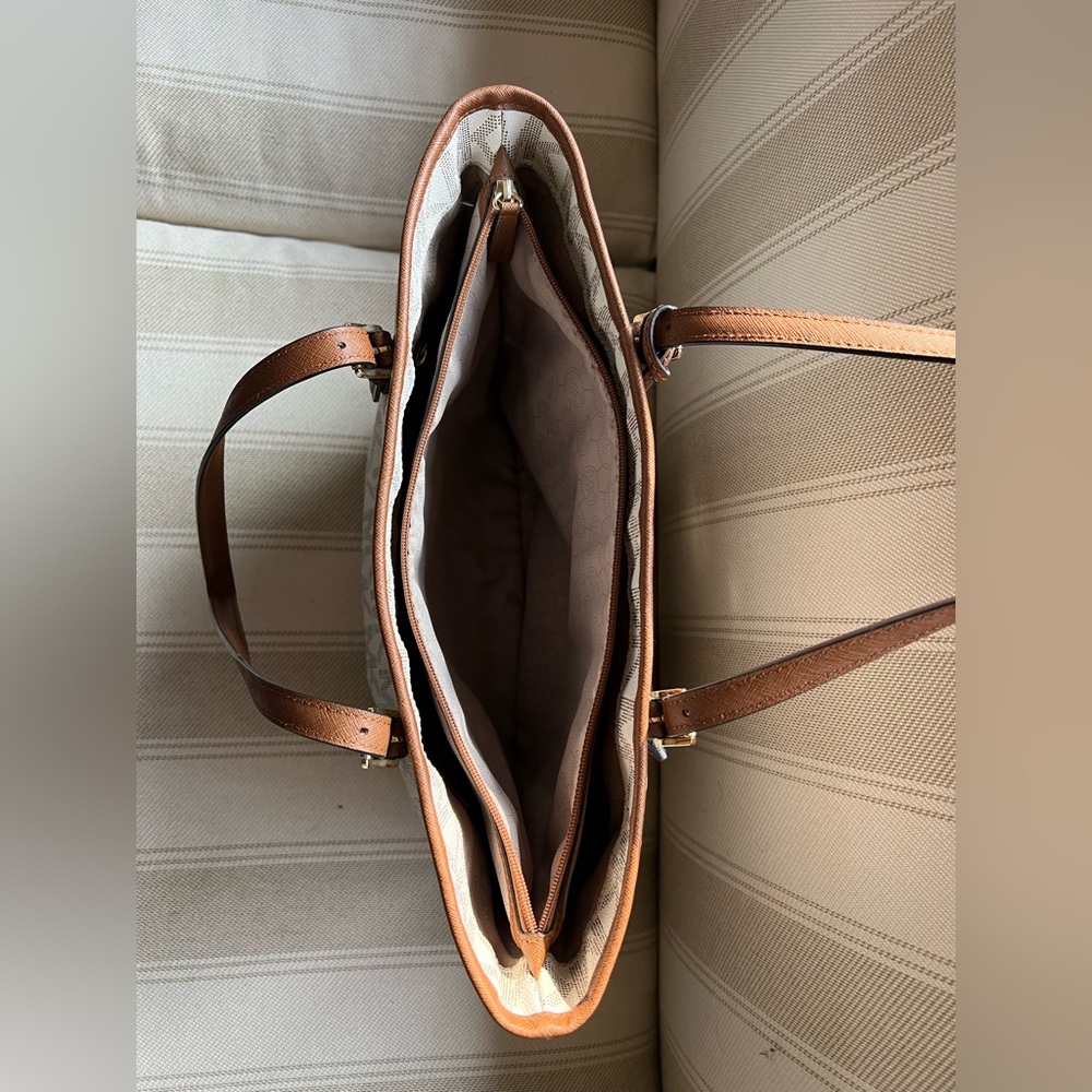 Michael Kors Large Snap Pocket Tote - Picture 3 of 6